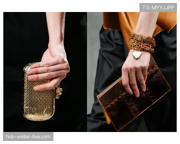 林孝埈穿睡裤排早餐队，手腕那条手链亮得像秀场，笑着羡慕又心慌